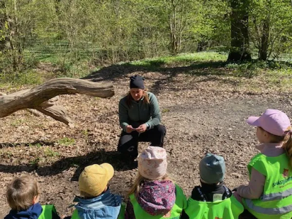 På äventyr i skogen